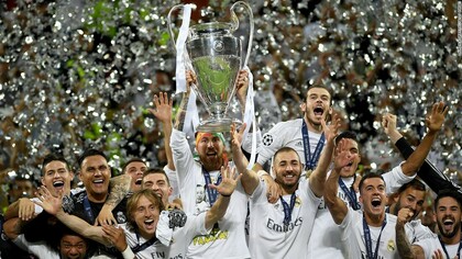 Los jugadores del Real Madrid celebran el título de Champions League tras la final ganada al Atlético de Madrid en 2016