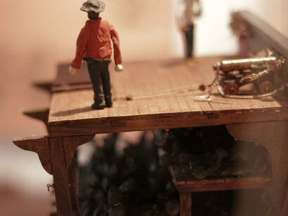 Detalhe da obra Navio negreiro, em exposição no Museu Náutico da Bahia, no Brasil. A relação entre o poder eclesiástico e os interesses econômicos das monarquias católicas, como Espanha e Portugal, contribuiu para esse silêncio inicial