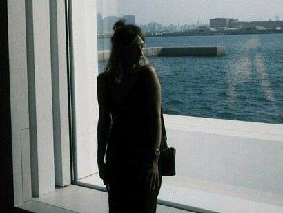 Vorrei una ragazza con cui fare la doccia,
Piangerci pure e poi stare a sentire
Cosa ha da dire