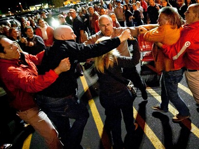 Empujones y forcejeos en un día de compras