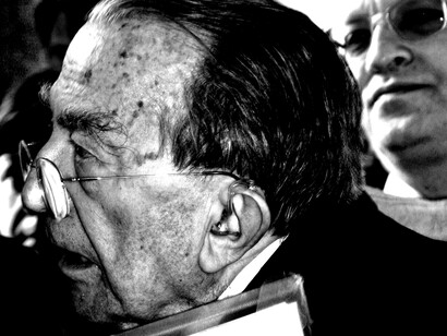 La carriera di Andreotti fu segnata da controversie e processi per presunti legami con la mafia, dai quali fu assolto, ma che alimentarono un alone di mistero attorno alla sua figura