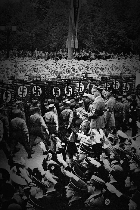1937: Exhibición de abanderados nazis; fila tras fila de camisas pardas marchando al unísono para beneplácito de Mussolini