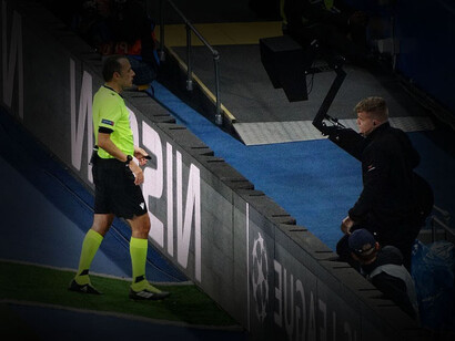 El árbitro revisando una jugada por el VAR en un partido entre el Chelsea y el Valencia
