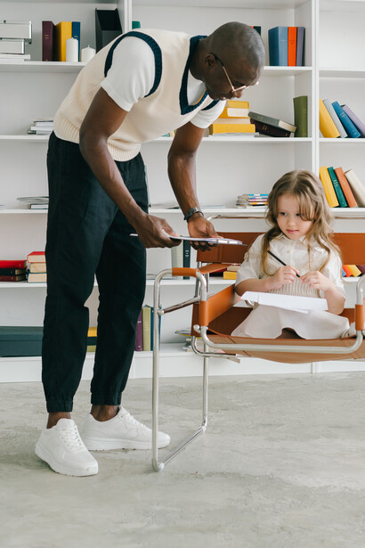 Psicanalista observa sua pequena paciente enquanto desenha
