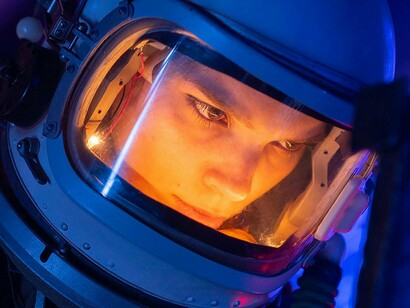 a exploração espacial não é uma solução mágica para os problemas do planeta. Os custos e os desafios tecnológicos para tornar Marte habitável ainda são gigantescos. Além disso, mesmo que consigamos estabelecer colónias fora do nosso planeta, isso beneficiaria apenas uma pequena parcela da população, enquanto bilhões de pessoas ainda enfrentariam dificuldades na Terra