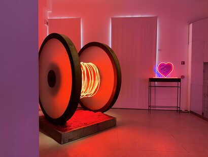 Federica Marangoni, On the road 1970-2024, vista della mostra. Per gentile concessione del Museo del Vetro