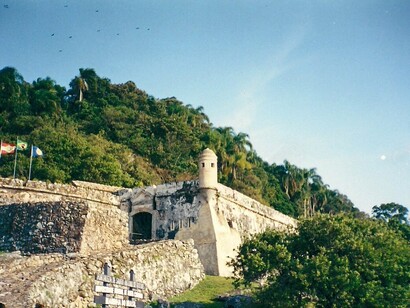 Fortaleza de Santo Antônio de Ratones, ilha de Ratones Grande, SC, Brasil. A história do Brasil é marcada por batalhas, disputas territoriais e pela necessidade constante de defesa contra invasores estrangeiros. Nesse contexto, os fortes e fortalezas desempenharam papel fundamental na consolidação da soberania nacional