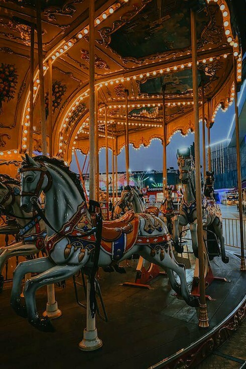 "Chissà quali stelle state seguendo/ amici miei / e in che emisfero emotivo vi trovate"