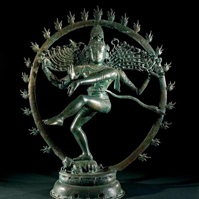 Śiva Nataraja: Śiva dovette difendersi da coloro che con canti magici avevano intenzione di ucciderlo. Fu allora che il dio ingaggiò una danza sacra con cui sconfisse i suoi nemici schiacciando con il piede destro il nano Apasmāra, simbolo dell’illusoria ignoranza che attanaglia il mondo