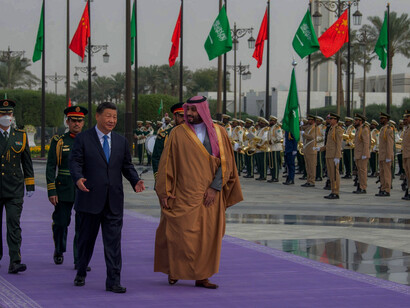 Saudi Crown Prince Mohammed Bin Salman walks with Chinese President Xí Jìnpíng upon his arrival to Riyadh, Saudi Arabia