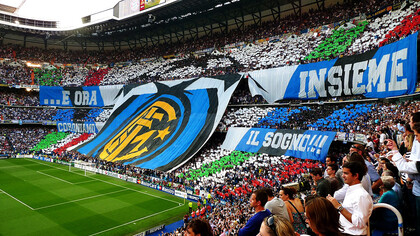 Inter, curva di tifosi allo stadio. I trionfi dell'Inter nella stagione 2024, inclusi i trofei conquistati nella Supercoppa e nella Coppa Italia, che hanno consolidato il loro status di élite nel calcio italiano