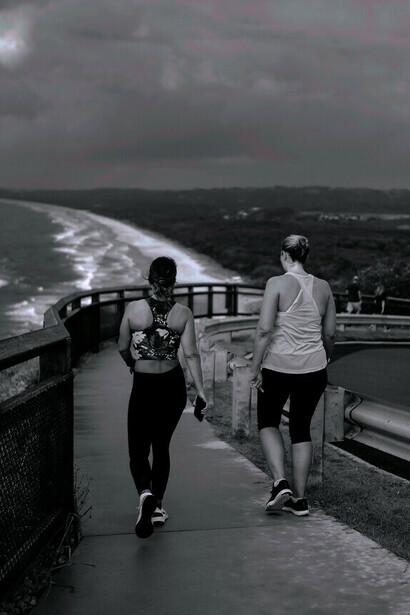 Dos mujeres ejercitándose en la naturaleza