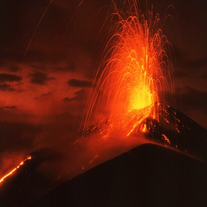Eruzione stromboliana e colata lavica del Pacaya, Guatemala. Foto di Rolfcosar