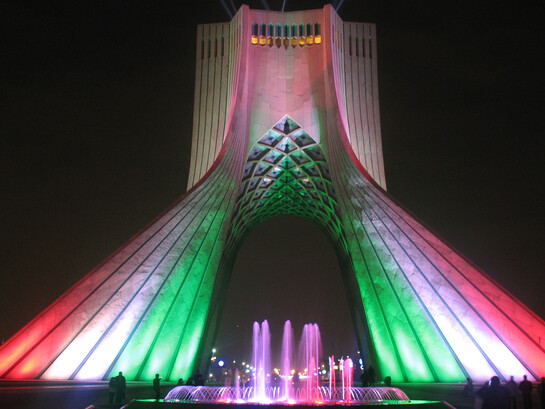 Sous l’élégance immobile de la Tour Azadi, l’Iran donne à voir une image de grandeur et d’unité. Mais derrière cette façade, l’histoire rappelle que certaines modernités ne sont que des décors, et que la démocratie, lorsqu’elle est imposée, peut n’être qu’une illusion parfaitement mise en scène
