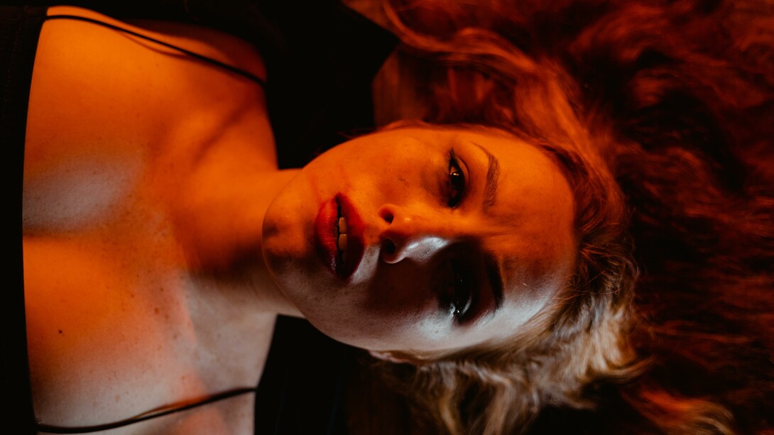 Innocenza rubata. La mia infanzia è stata violata, velata e respirata con una maschera antigas. Nelle case, per le strade, nelle auto, sono in compagnia del mio rossetto