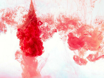 Liquide rouge. De l'interdiction absolue à la promotion de la modération. Explorez les textes sacrés et pratiques religieuses pour comprendre le rôle de l'alcool dans la spiritualité et dans la vie quotidienne des communautés religieuses