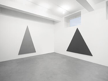 Alan Charlton 2014, Veduta parziale dell’esposizione, A arte Invernizzi, Milano, Courtesy A arte Invernizzi, Milano, Foto Bruno Bani, Milano