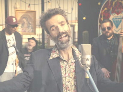 Pau Donés al frente de Jarabe de Palo en un fotograma del video «Eso que tú me das»