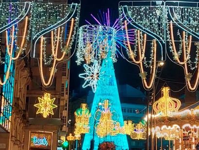Vigo, Espanha. A iluminação de 420 ruas com 11,5 milhões de LEDs, 2.500 árvores iluminadas