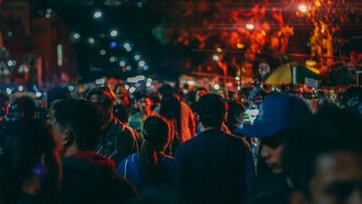 Hoy estamos ante una gran paradoja: hay demasiada gente en la Tierra