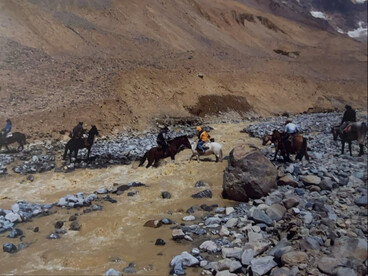 Leí varios de los libros escritos por sus supervivientes y los recomiendo mucho: cada uno cuenta, en primera persona, lo que vivió y sintió. Los hechos son los mismos, pero la mirada de cada uno no. Cordillera de los Andes, Argentina