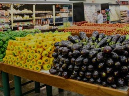 Legumes em prateleiras de supermercado