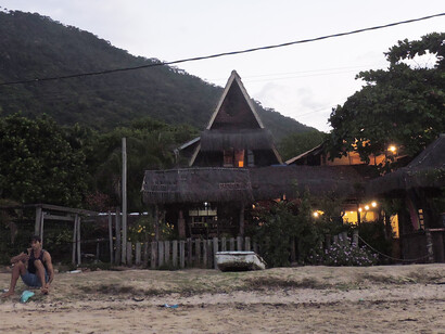 Elegir hospedajes con desayuno incluido facilita la logística diaria y permite aprovechar mejor el tiempo para explorar o descansar