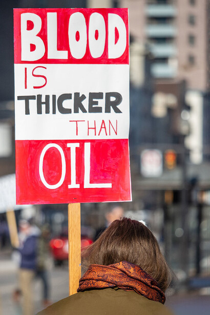 Cartel que reza "La sangre es más espesa que el petróleo". Columbus, Ohio, Estados Unidos, enero de 2006