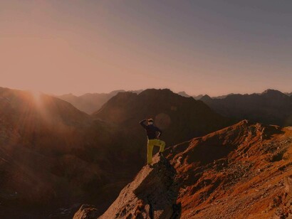 Persona scala una montagna:
non fatevi inglobare dal vortice di influenze delle altre persone