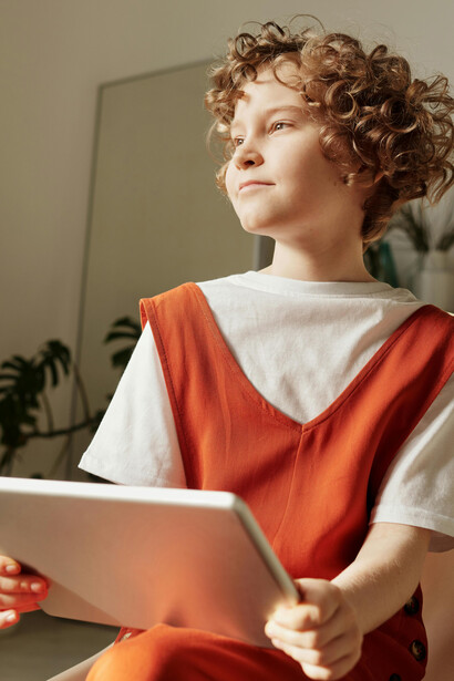 A educação e os valores familiares são fundamentais para formar jovens com consciência e bom caráter, mesmo em meio às distrações das redes sociais