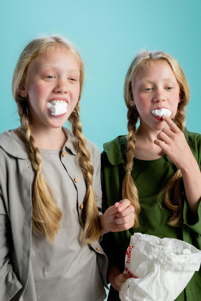 El experimento del marshmallow, realizado por Walter Mischel en los años 60, evaluaba el autocontrol en niños ofreciéndoles una recompensa inmediata o una mayor si esperaban