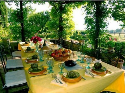 An agreeable lunch outdoors