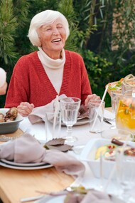 Tradições alimentares desempenham um papel vital, enraizando-se na essência humana ao longo da evolução