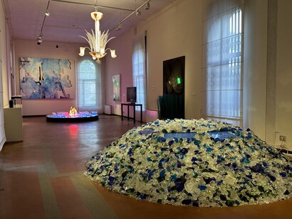 Federica Marangoni, On the road 1970-2024, vista della mostra. Per gentile concessione del Museo del Vetro
