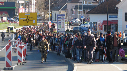L'armée slovène accompagne les réfugiés jusqu'au poste-frontière international de Gornja Radgona, le 13 novembre 2015. Photo de Borut Podgoršek