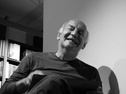 Las paredes son las editoras de los pobres. El escritor Eduardo Galeano durante una conferencia en la librería Librarsi, 2008, Vicenza, Italia