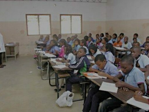 Alunos em sala de aula de escola pública em Moçambique
