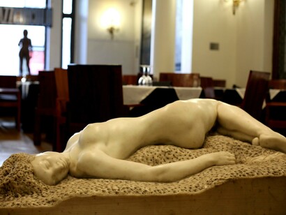Escultura El Salto de Léucade, en la cafetería La Pecera del Círculo de Bellas de Madrid. Foto Lucía Castillo