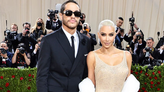 Kim Kardashian atendendo ao Met Gala em 2022 com um vestido de Marilyn Monroe usado em 1962