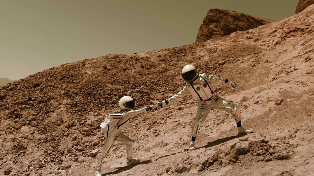 Um dos principais motores do futuro humano é, sem dúvida, a tecnologia. Tem vindo a proporcionar avanços impressionantes, desde a medicina moderna até a automação industrial, tornando-nos cada vez mais tecnológicos e também cada vez mais dependentes dela. Atualmente, estamos novamente à beira de uma nova revolução, marcada pela Inteligência Artificial (IA), pela biotecnologia e pela computação quântica