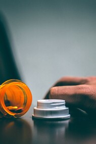 O consumo desenfreado de fentanil transforma a vida dos usuários em uma luta constante pela próxima dose, gerando uma dependência rápida e devastadora