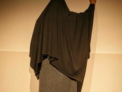 Nello spazio appena ridipinto, davanti al Teatro Francesco di Bartolo di Buti, Giovanna Daddi è stata Ecuba. La regina di Troia, caduta prigioniera, vide la sua famiglia distrutta, il marito sgozzato, la sua città in fiamme