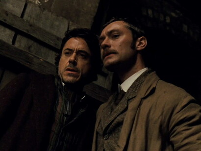 Robert Downey Jr e Jude Law interpretano Scerlock Holes e il Dottor Watson nel film "Sherlock Holmes" del 2009 diretto da Guy Ritchie