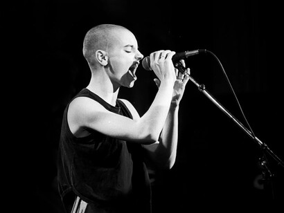 Hoy la figura de Sinead O'Connor se resignifica como símbolo de resistencia frente a las estructuras que intentan silenciar el sufrimiento