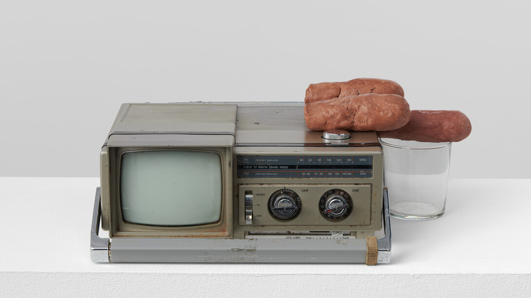 Michael E. Smith, untitled, 2021, tv stereo, epoxy putty, glass, 12 x 42 x 34 cm