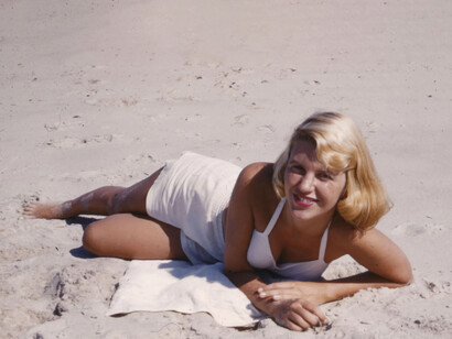 Sylvia Plath fotografiada en 1954 en la playa de Benidorm, España