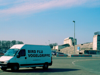 Stefano Cagol, BIRD FLU VOGELGRIPPE, 2006
Azione itinerante e stanziale, furgone, suono di canto di uccelli, spille in metallo. Stop presso la Zeppelin Tribune di Norimberga
Courtesy l’artista. http://www.birdfluartifice.com
