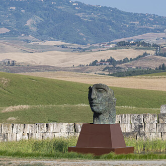 Igor Mitoraj, Tindaro screpolato, vista della mostra. Per gentile concessione della Galleria Contini Art