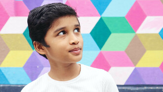 Ragazzo indiano, intercultura. Esistono dei concetti sociali che toccati con mano nel proprio vissuto, pur provenienti da un mondo che non esiste più, ancora fanno da ponte tra le diverse culture euro-asiatiche che appaiono così lontane ma in realtà sono così vicine come se vivessero, come nel mio caso, sotto lo stesso tetto e che aspettano solo di essere colte