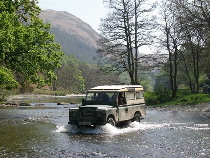 Land Rover serie 3 che attraversa un torrente